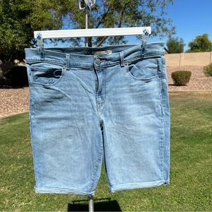 Levi's Womens Bermuda Shorts Light Blue Denim Wash Size 32 (measures 36 See Pic)